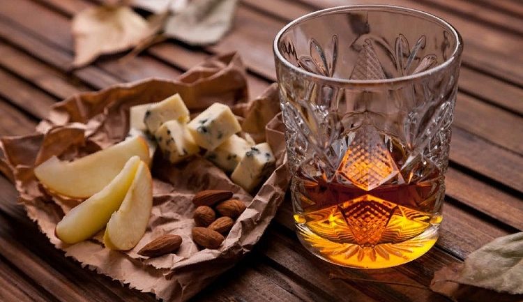 What Types Of Snacks Best Complement The Flavors Of Whiskey?